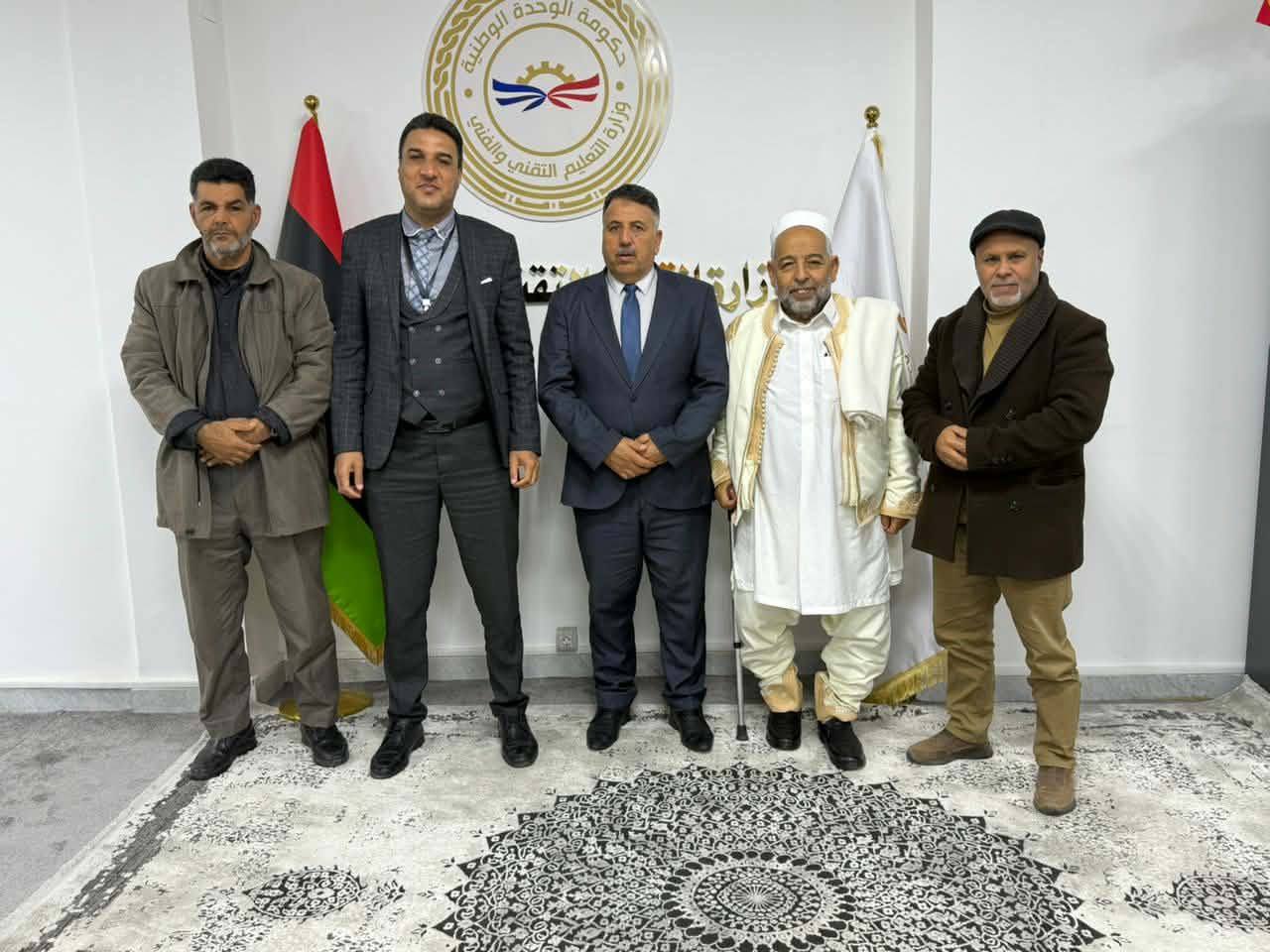 وزير التعليم التقني والفني يناقش تطوير المؤسسات التعليمية بمدينة الرابطة