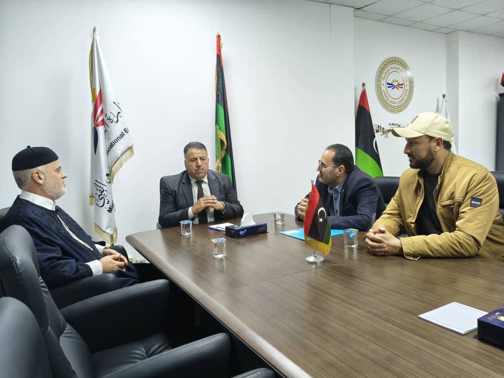 وزير التعليم التقني والفني يبحث احتياجات سوق العمل مع حكماء وأعيان مدينتي الخمس ومسلاتة